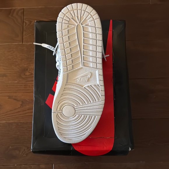 Nike White High-Top Sneakers with Leather Upper and Traditional Lacing - Picture 4 of 10